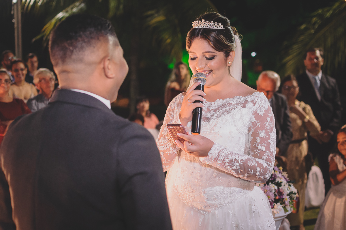 Casamento em João Pessoa - Chácara NBS - Wedding Lucas e Eduarda - fotos expontâneas de casamento - decoração de casamento - noivos felizes se olhando no casamento - 