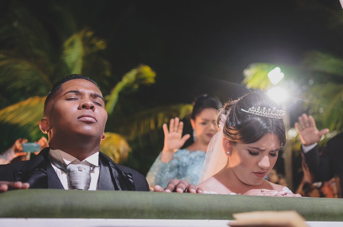 Casamento em João Pessoa - Chácara NBS - Wedding Lucas e Eduarda - fotos expontâneas de casamento - decoração de casamento - noivos felizes se olhando no casamento - 