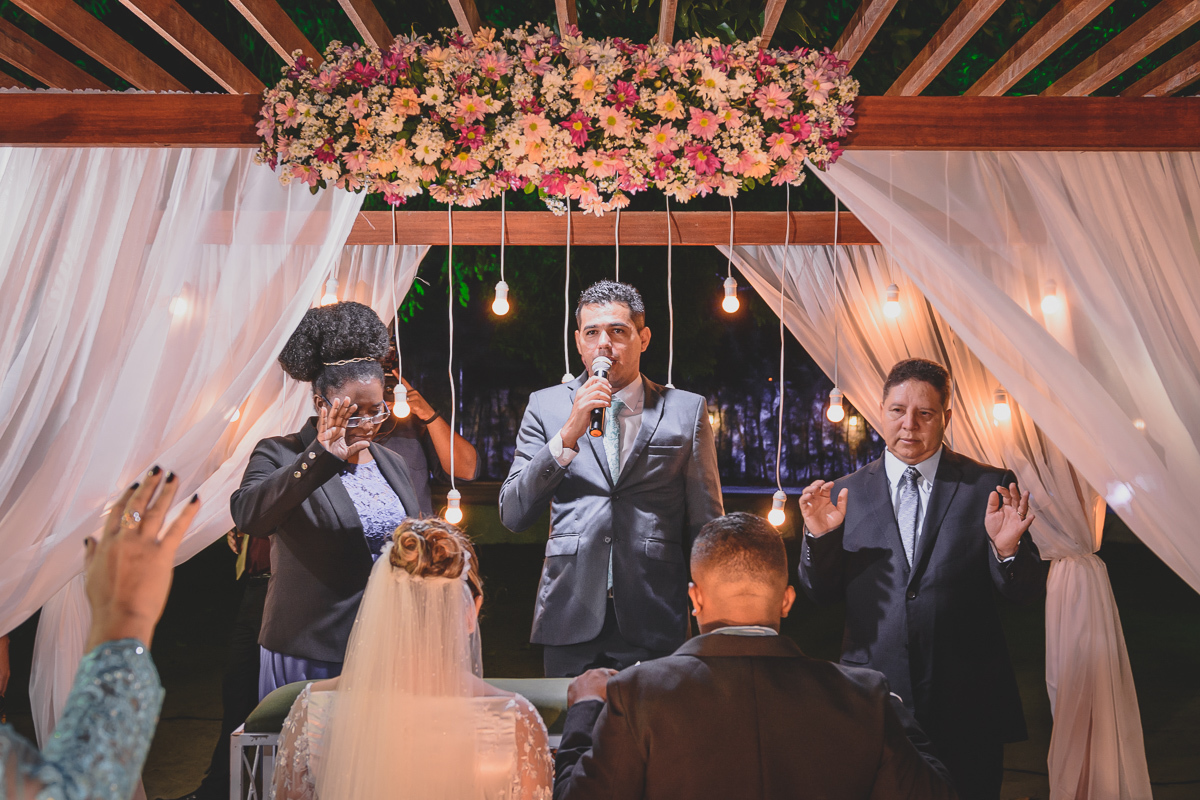Casamento em João Pessoa - Chácara NBS - Wedding Lucas e Eduarda - fotos expontâneas de casamento - decoração de casamento - noivos felizes se olhando no casamento - 