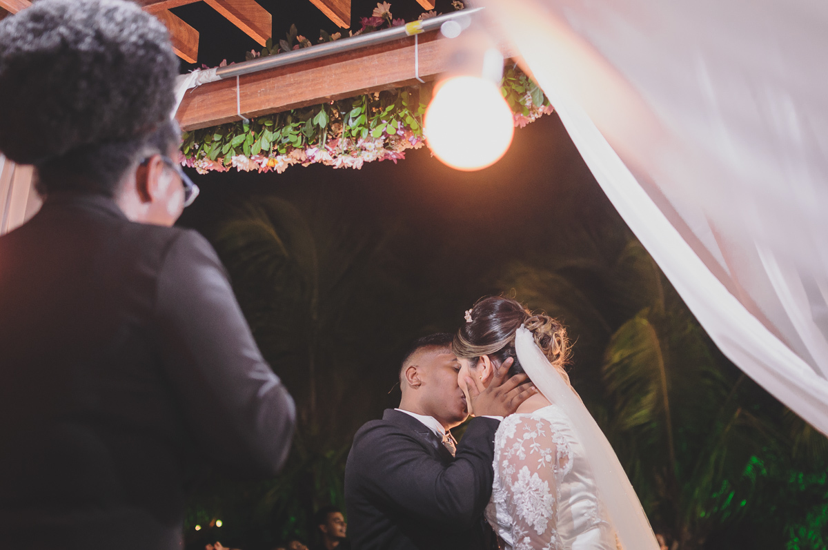 Casamento em João Pessoa - Chácara NBS - Wedding Lucas e Eduarda - fotos expontâneas de casamento - decoração de casamento - noivos felizes se olhando no casamento - 