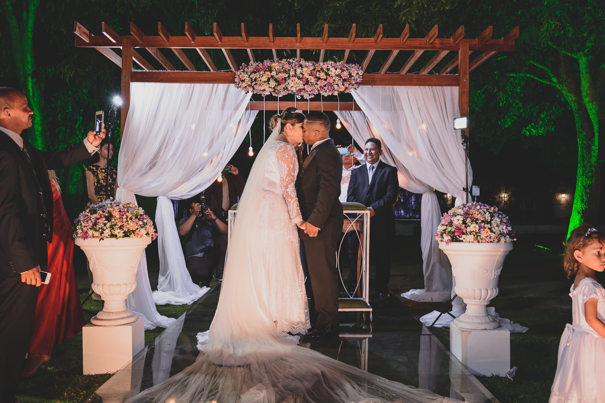 Casamento em João Pessoa - Chácara NBS - Wedding Lucas e Eduarda - fotos expontâneas de casamento - decoração de casamento - noivos felizes se olhando no casamento - 