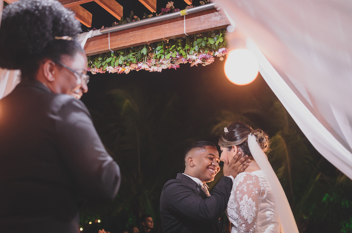 Casamento em João Pessoa - Chácara NBS - Wedding Lucas e Eduarda - fotos expontâneas de casamento - decoração de casamento - noivos felizes se olhando no casamento - 