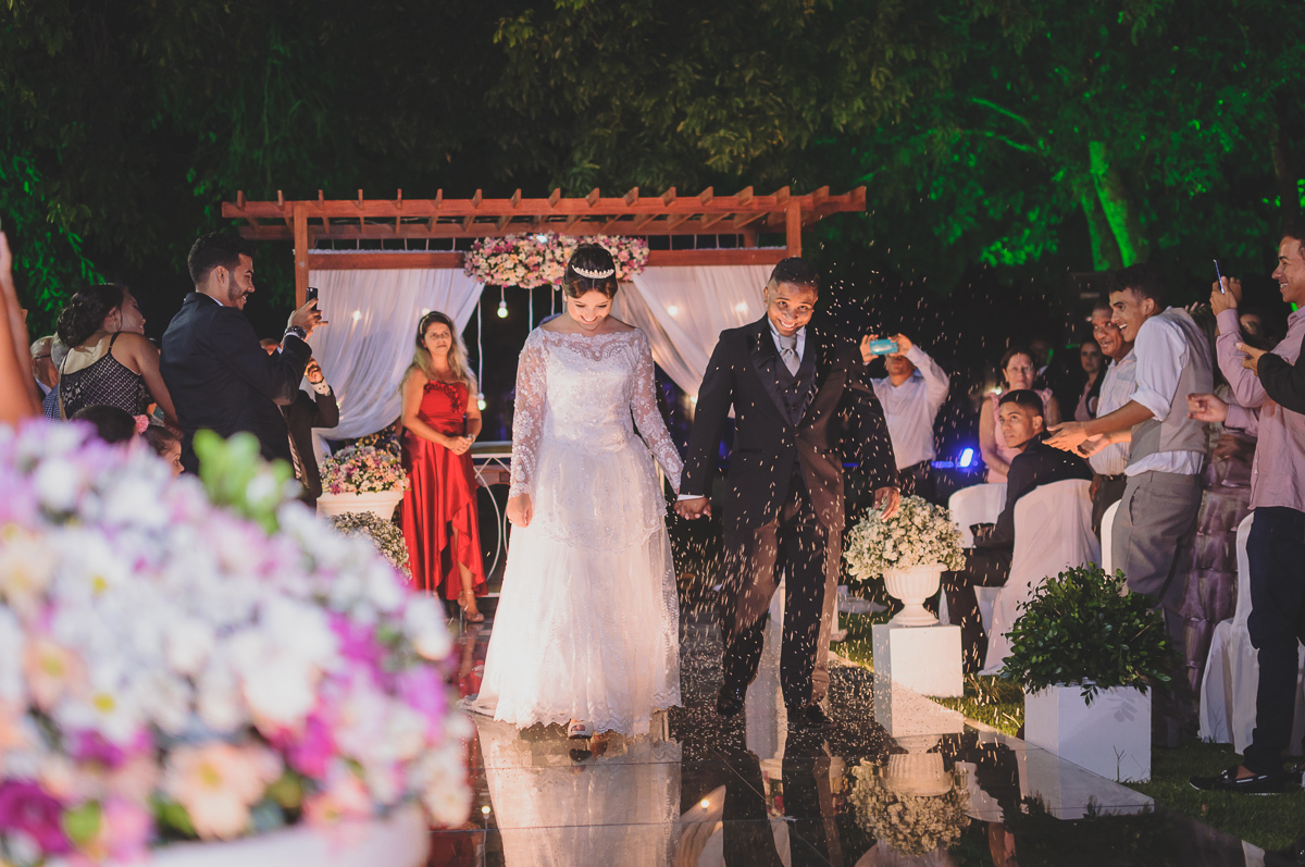 Casamento em João Pessoa - Chácara NBS - Wedding Lucas e Eduarda - fotos expontâneas de casamento - decoração de casamento - noivos felizes se olhando no casamento - saída dos noivos
