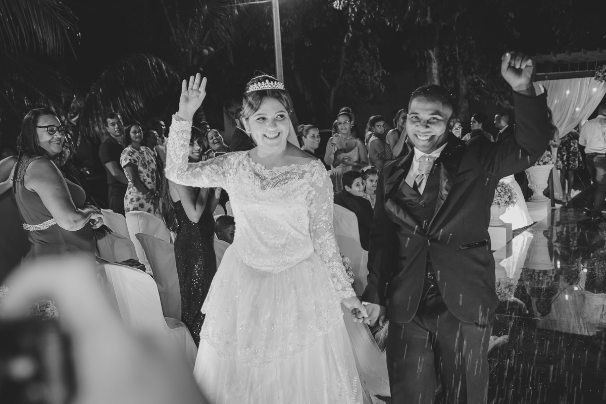 Casamento em João Pessoa - Chácara NBS - Wedding Lucas e Eduarda - fotos expontâneas de casamento - decoração de casamento - noivos felizes se olhando no casamento - saída dos noivos