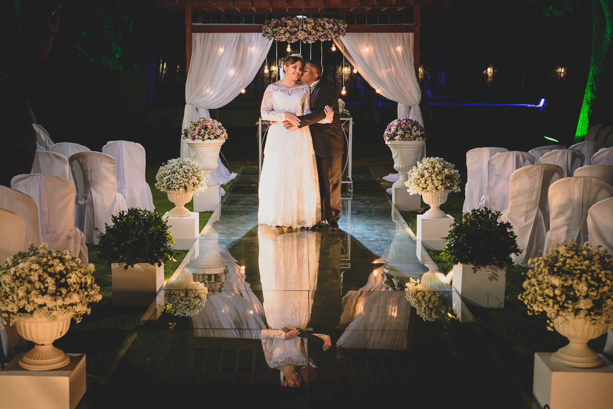 Casamento em João Pessoa - Chácara NBS - Wedding Lucas e Eduarda - fotos expontâneas de casamento - decoração de casamento - noivos felizes se olhando no casamento - saída dos noivos