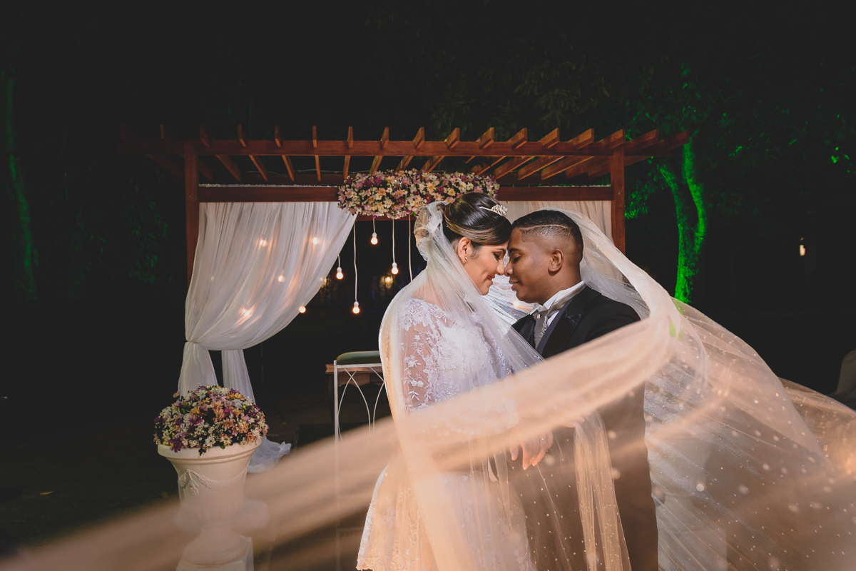 Casamento em João Pessoa - Chácara NBS - Wedding Lucas e Eduarda - fotos expontâneas de casamento - decoração de casamento - noivos felizes se olhando no casamento - fotos pousada dos noivos