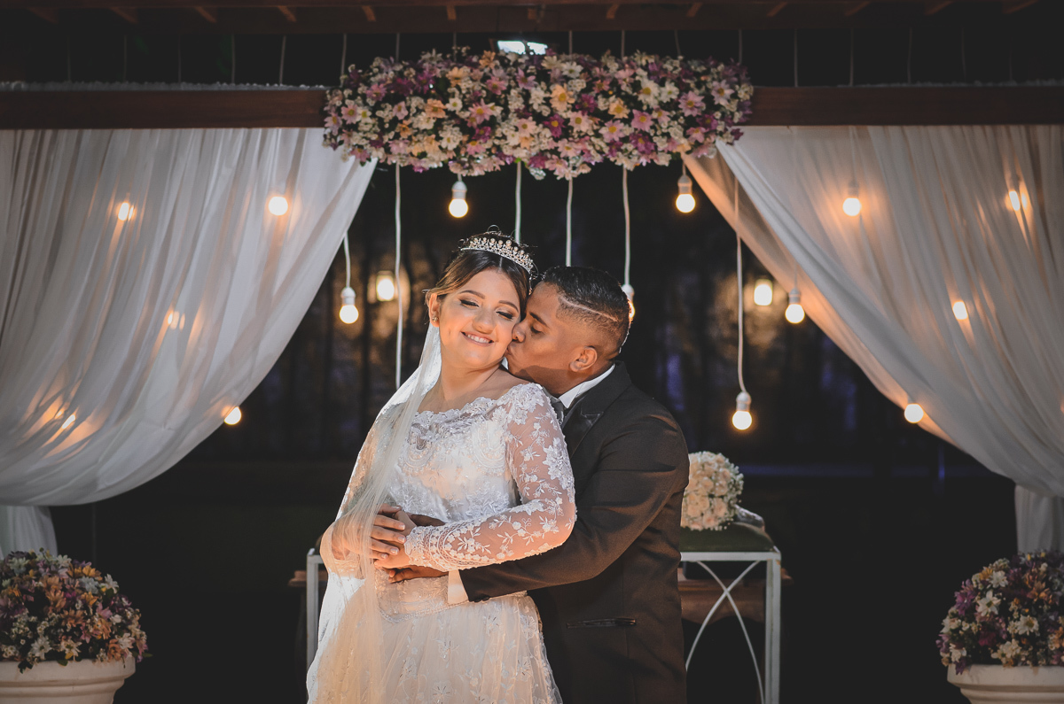 Casamento em João Pessoa - Chácara NBS - Wedding Lucas e Eduarda - fotos expontâneas de casamento - decoração de casamento - noivos felizes se olhando no casamento - fotos pousada dos noivos
