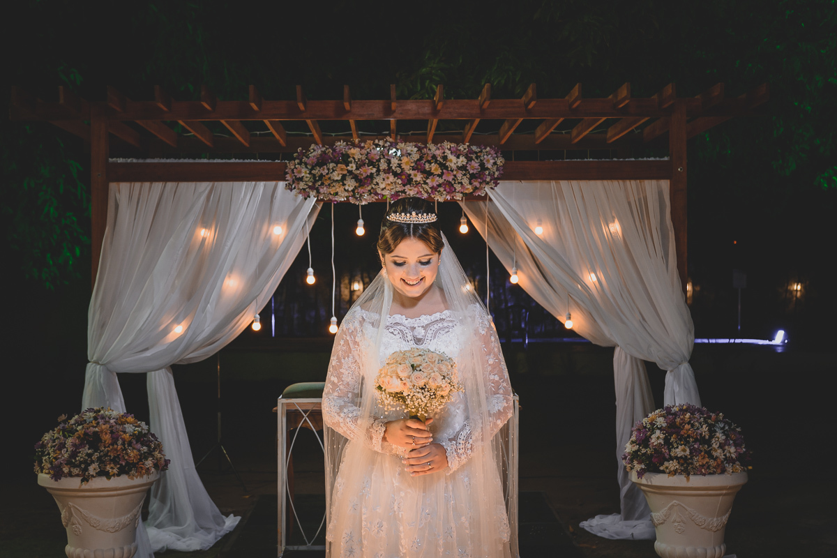 Casamento em João Pessoa - Chácara NBS - Wedding Lucas e Eduarda - fotos expontâneas de casamento - decoração de casamento - noivos felizes se olhando no casamento - fotos pousada dos noivos
