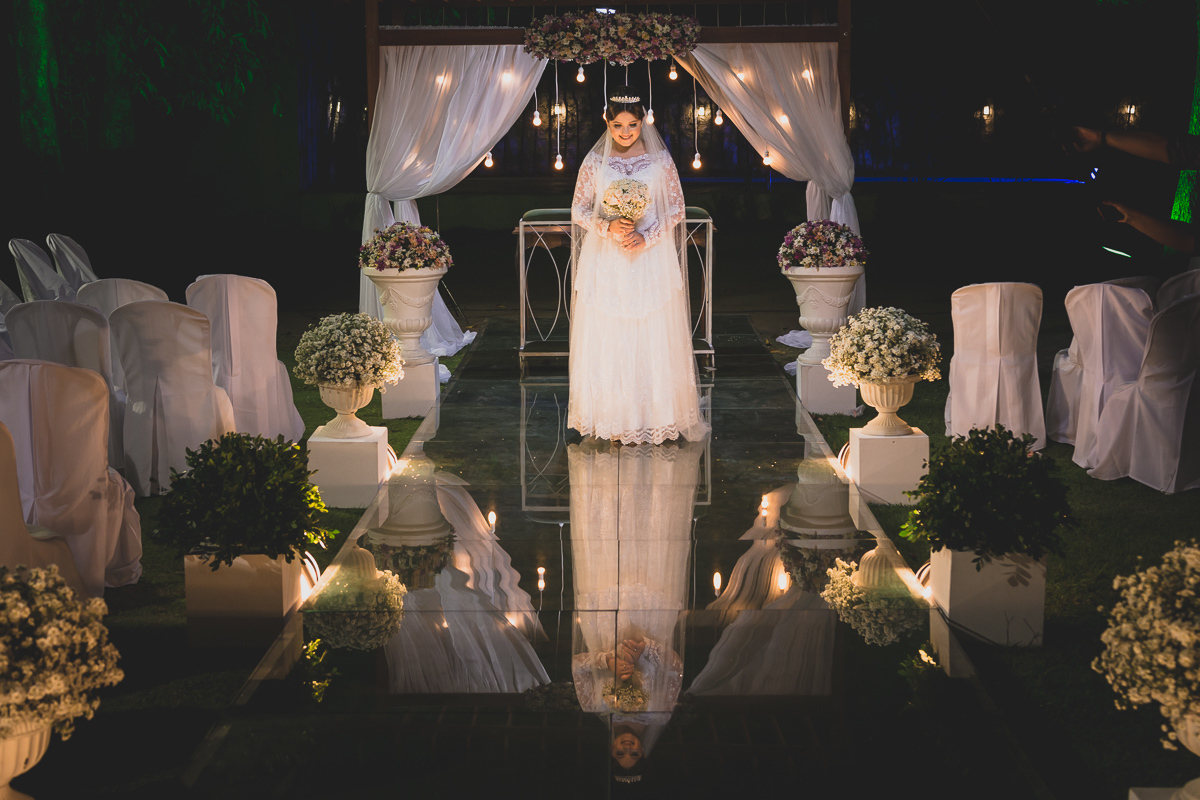 Casamento em João Pessoa - Chácara NBS - Wedding Lucas e Eduarda - fotos expontâneas de casamento - decoração de casamento - noivos felizes se olhando no casamento - fotos pousada dos noivos