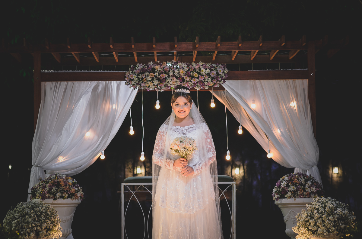 Casamento em João Pessoa - Chácara NBS - Wedding Lucas e Eduarda - fotos expontâneas de casamento - decoração de casamento - noivos felizes se olhando no casamento - fotos pousada dos noivos