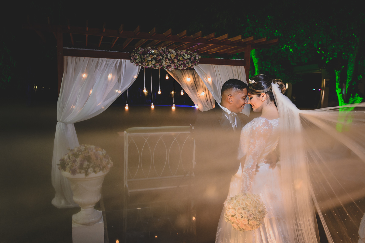 Casamento em João Pessoa - Chácara NBS - Wedding Lucas e Eduarda - fotos expontâneas de casamento - decoração de casamento - noivos felizes se olhando no casamento - fotos pousada dos noivos