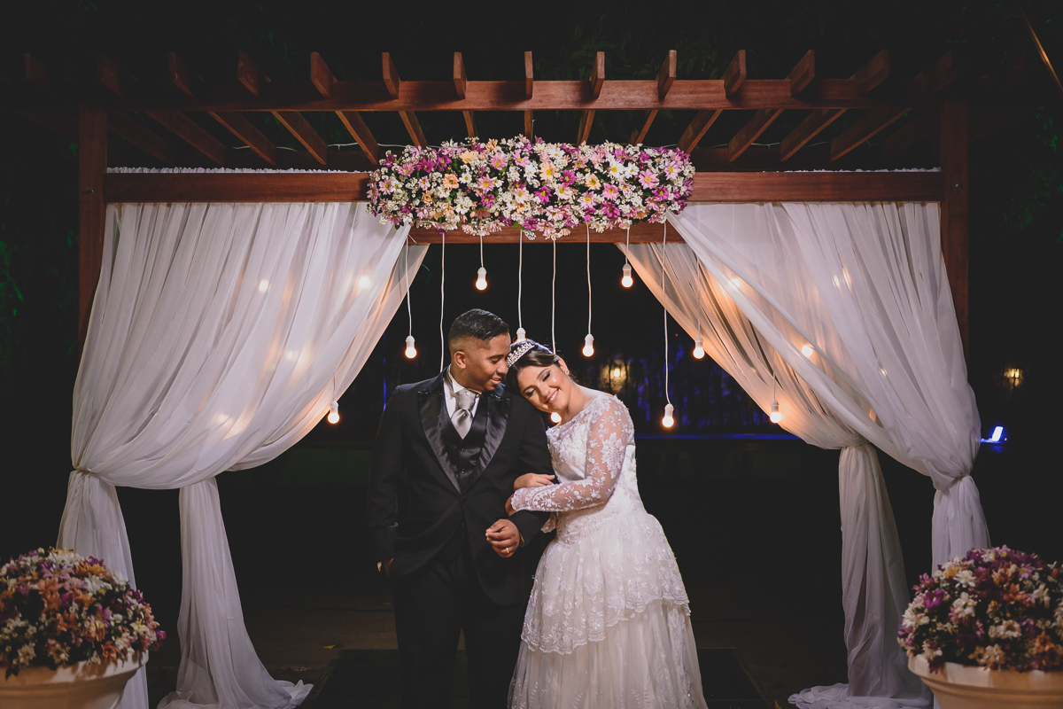 Casamento em João Pessoa - Chácara NBS - Wedding Lucas e Eduarda - fotos expontâneas de casamento - decoração de casamento - noivos felizes se olhando no casamento - fotos pousada dos noivos