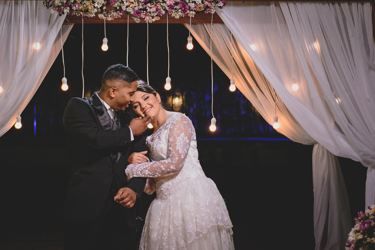 Casamento em João Pessoa - Chácara NBS - Wedding Lucas e Eduarda - fotos expontâneas de casamento - decoração de casamento - noivos felizes se olhando no casamento - fotos pousada dos noivos