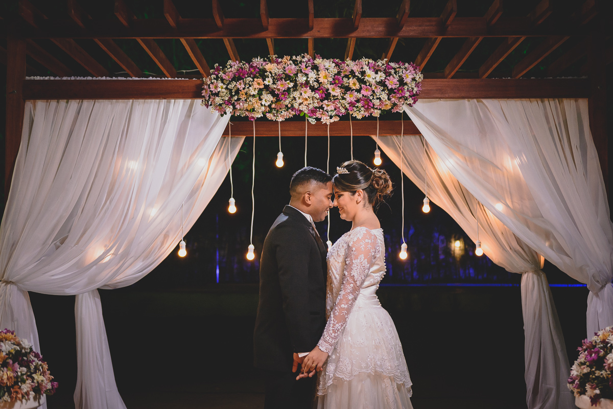 Casamento em João Pessoa - Chácara NBS - Wedding Lucas e Eduarda - fotos expontâneas de casamento - decoração de casamento - noivos felizes se olhando no casamento - fotos pousada dos noivos