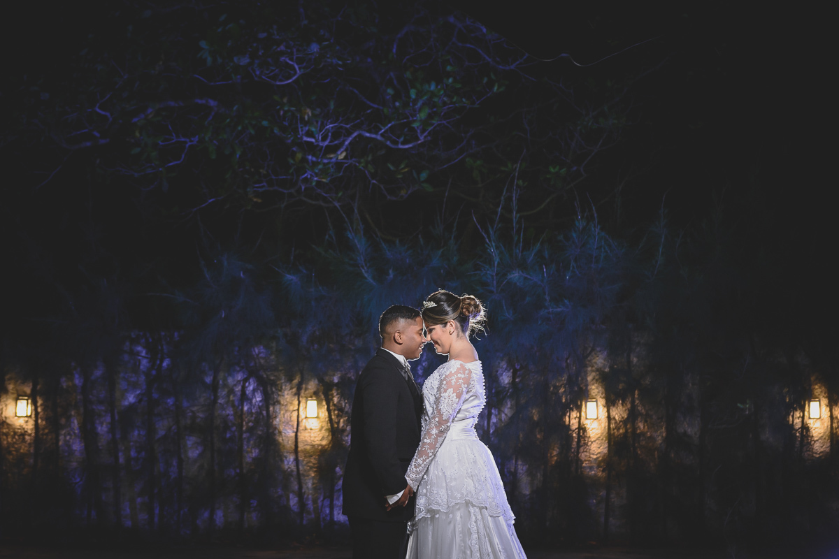 Casamento em João Pessoa - Chácara NBS - Wedding Lucas e Eduarda - fotos expontâneas de casamento - decoração de casamento - noivos felizes se olhando no casamento - fotos pousada dos noivos