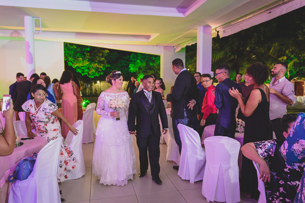Casamento em João Pessoa - Chácara NBS - Wedding Lucas e Eduarda - fotos expontâneas de casamento - decoração de casamento - noivos felizes se olhando no casamento - entrada dos noivos - valsa dos noivos - Chácara Nbs