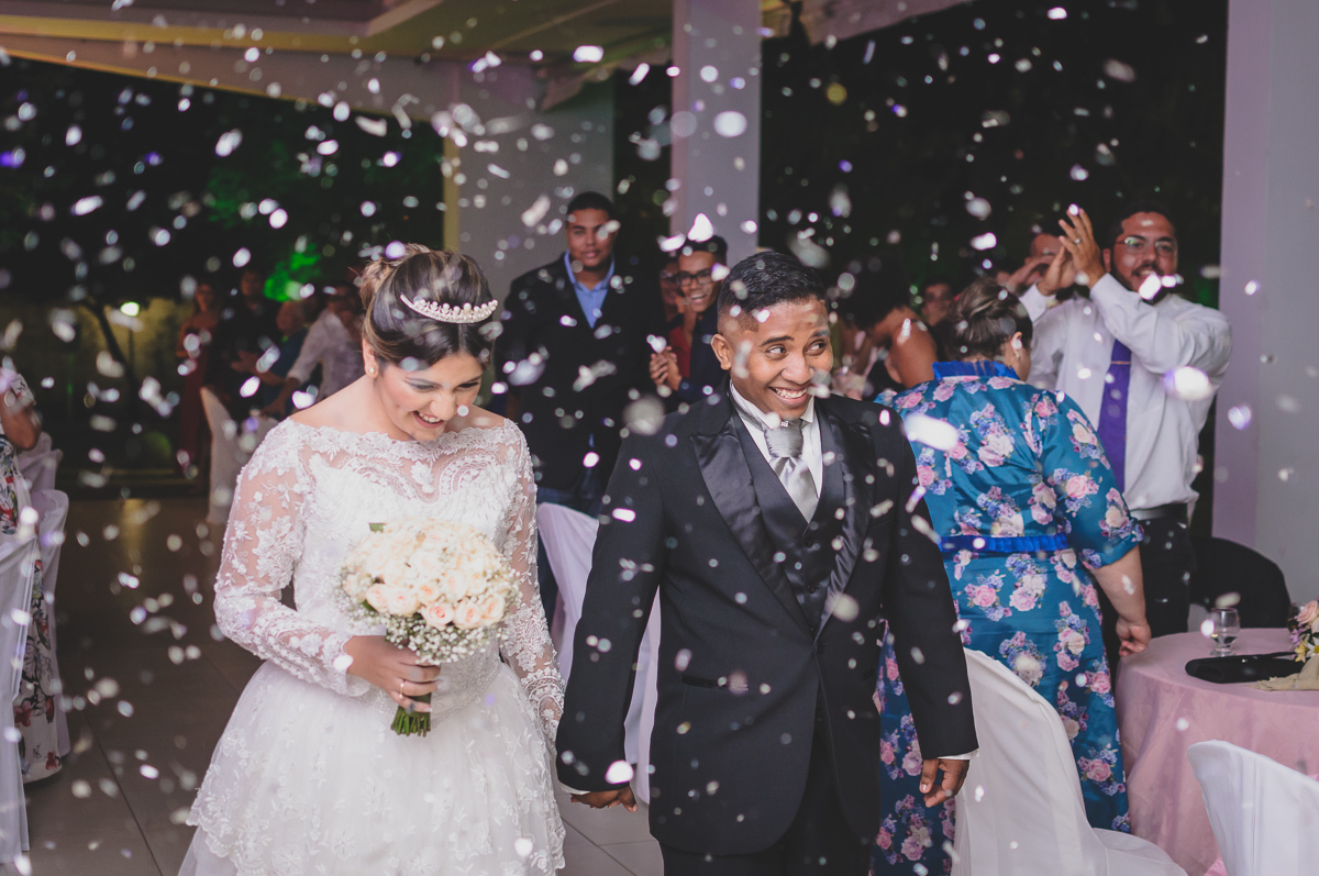 Casamento em João Pessoa - Chácara NBS - Wedding Lucas e Eduarda - fotos expontâneas de casamento - decoração de casamento - noivos felizes se olhando no casamento - entrada dos noivos - valsa dos noivos - Chácara Nbs