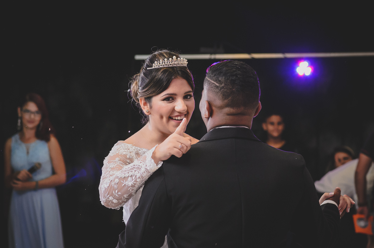 Casamento em João Pessoa - Chácara NBS - Wedding Lucas e Eduarda - fotos expontâneas de casamento - decoração de casamento - noivos felizes se olhando no casamento - entrada dos noivos - valsa dos noivos - Chácara Nbs