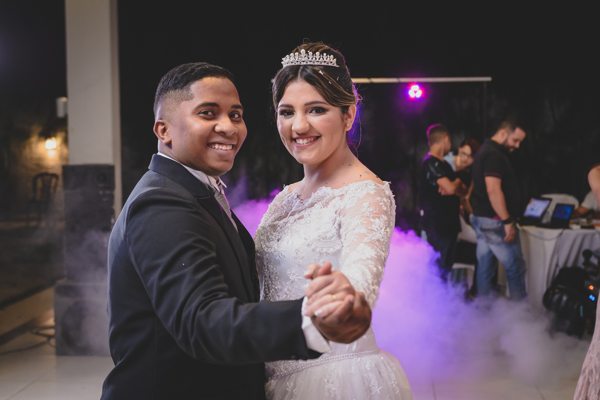 Casamento em João Pessoa - Chácara NBS - Wedding Lucas e Eduarda - fotos expontâneas de casamento - decoração de casamento - noivos felizes se olhando no casamento - entrada dos noivos - valsa dos noivos - Chácara Nbs