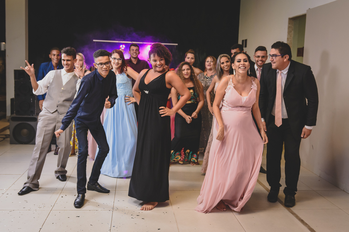 Casamento em João Pessoa - Chácara NBS - Wedding Lucas e Eduarda - fotos expontâneas de casamento - decoração de casamento - noivos felizes se olhando no casamento - entrada dos noivos - valsa dos noivos - Chácara Nbs