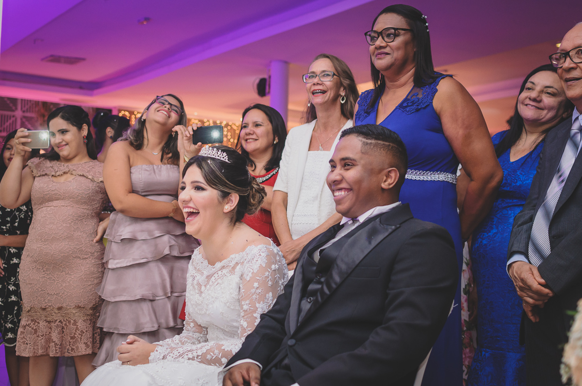 Casamento em João Pessoa - Chácara NBS - Wedding Lucas e Eduarda - fotos expontâneas de casamento - decoração de casamento - noivos felizes se olhando no casamento - entrada dos noivos - valsa dos noivos - Chácara Nbs