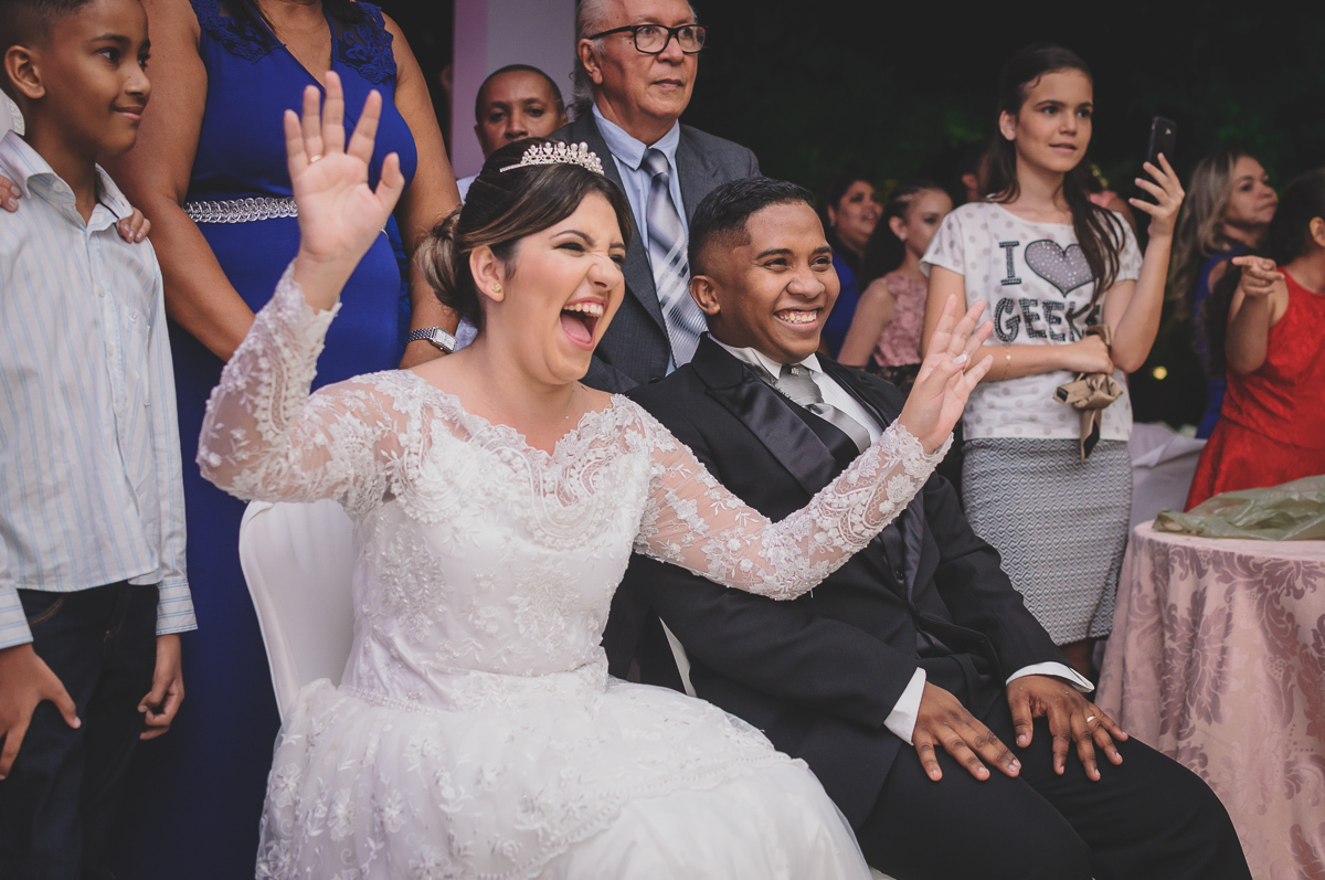 Casamento em João Pessoa - Chácara NBS - Wedding Lucas e Eduarda - fotos expontâneas de casamento - decoração de casamento - noivos felizes se olhando no casamento - entrada dos noivos - valsa dos noivos - Chácara Nbs