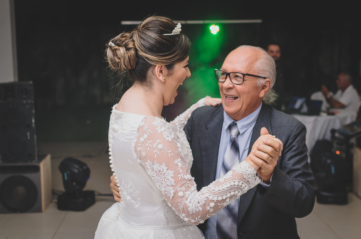 Casamento em João Pessoa - Chácara NBS - Wedding Lucas e Eduarda - fotos expontâneas de casamento - decoração de casamento - noivos felizes se olhando no casamento - entrada dos noivos - valsa dos noivos - Chácara Nbs