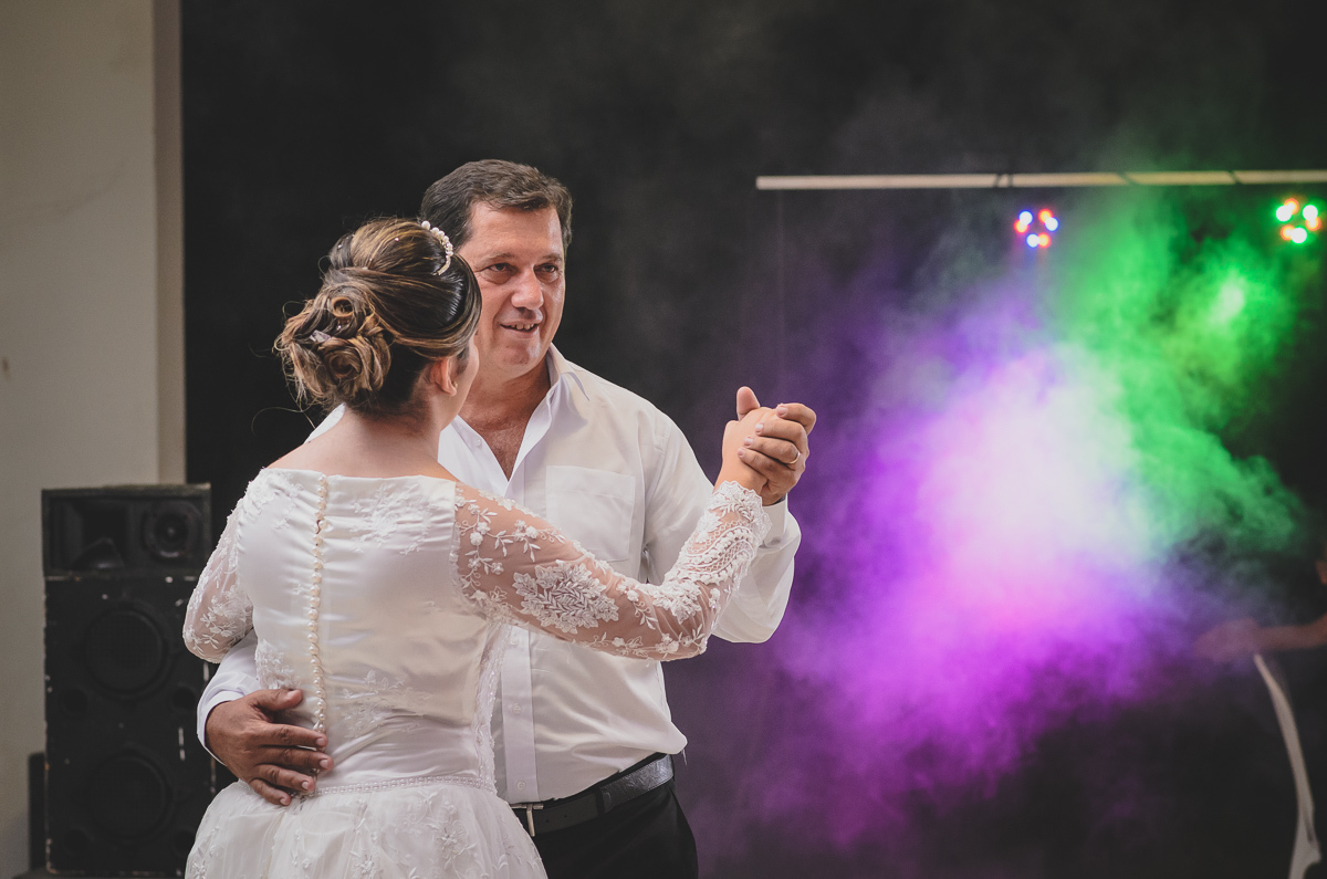 Casamento em João Pessoa - Chácara NBS - Wedding Lucas e Eduarda - fotos expontâneas de casamento - decoração de casamento - noivos felizes se olhando no casamento - entrada dos noivos - valsa dos noivos - Chácara Nbs