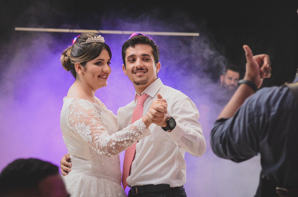 Casamento em João Pessoa - Chácara NBS - Wedding Lucas e Eduarda - fotos expontâneas de casamento - decoração de casamento - noivos felizes se olhando no casamento - entrada dos noivos - valsa dos noivos - Chácara Nbs