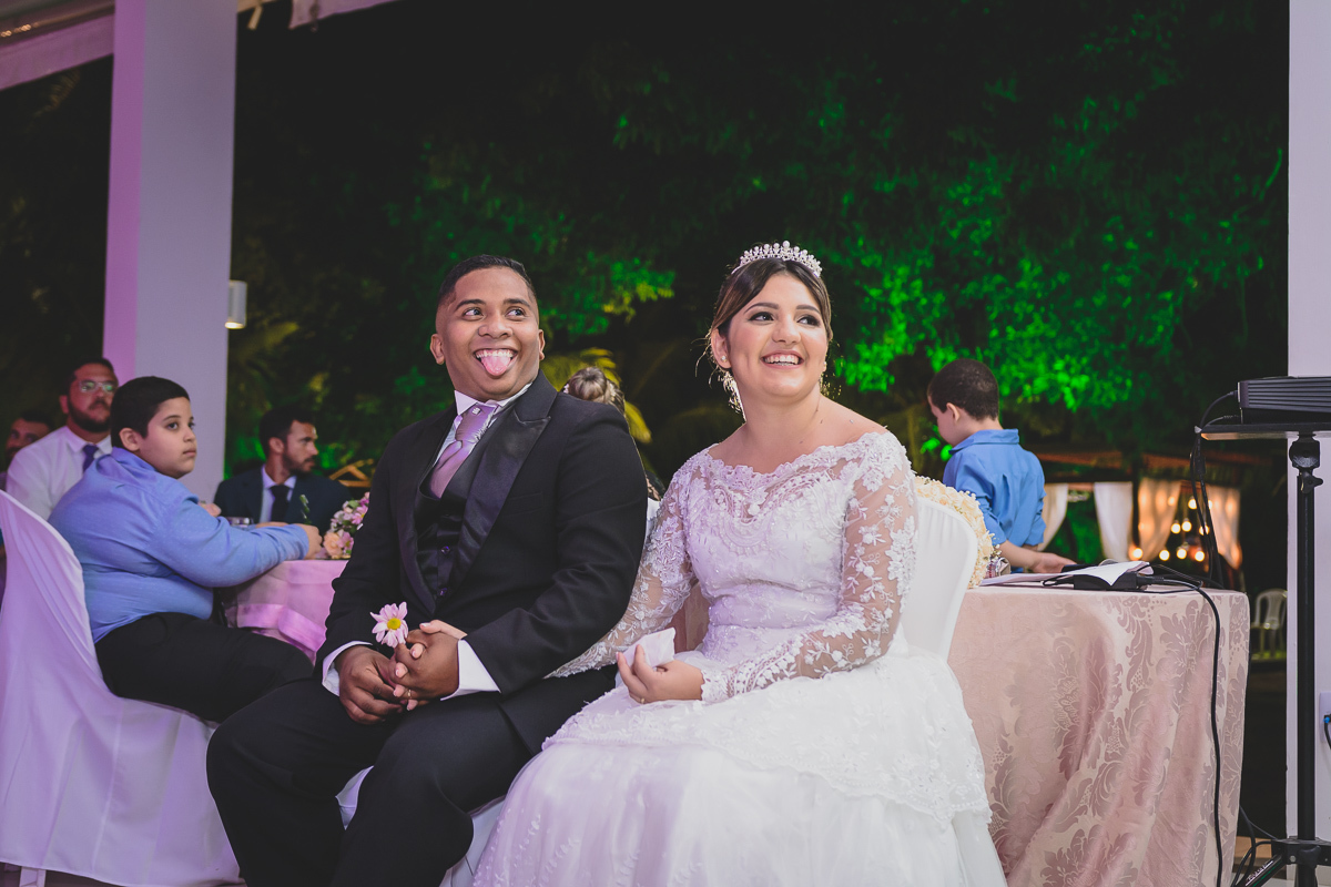 Casamento em João Pessoa - Chácara NBS - Wedding Lucas e Eduarda - fotos expontâneas de casamento - decoração de casamento - noivos felizes se olhando no casamento - entrada dos noivos - valsa dos noivos - Chácara Nbs