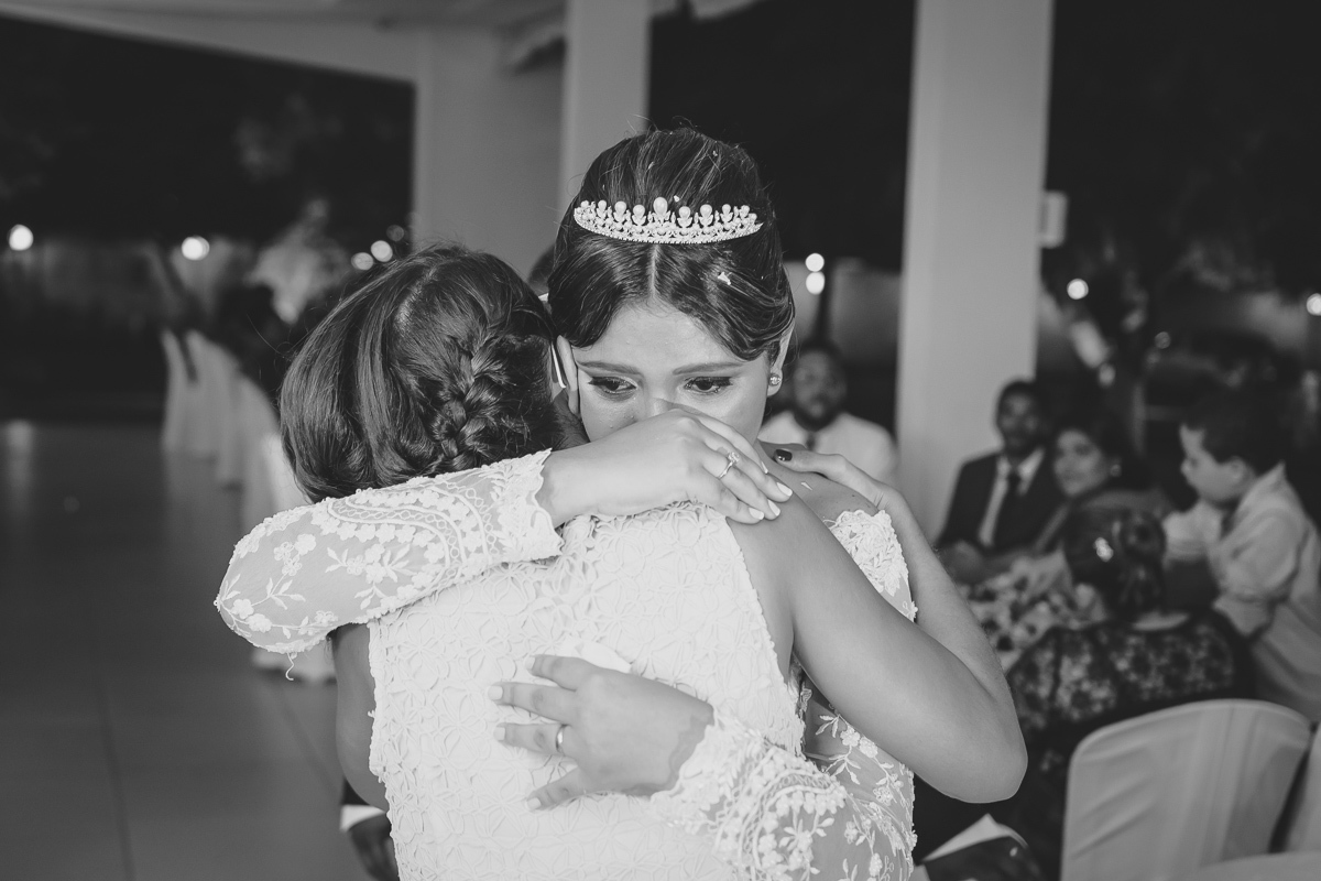 Casamento em João Pessoa - Chácara NBS - Wedding Lucas e Eduarda - fotos expontâneas de casamento - decoração de casamento - noivos felizes se olhando no casamento - entrada dos noivos - valsa dos noivos - Chácara Nbs
