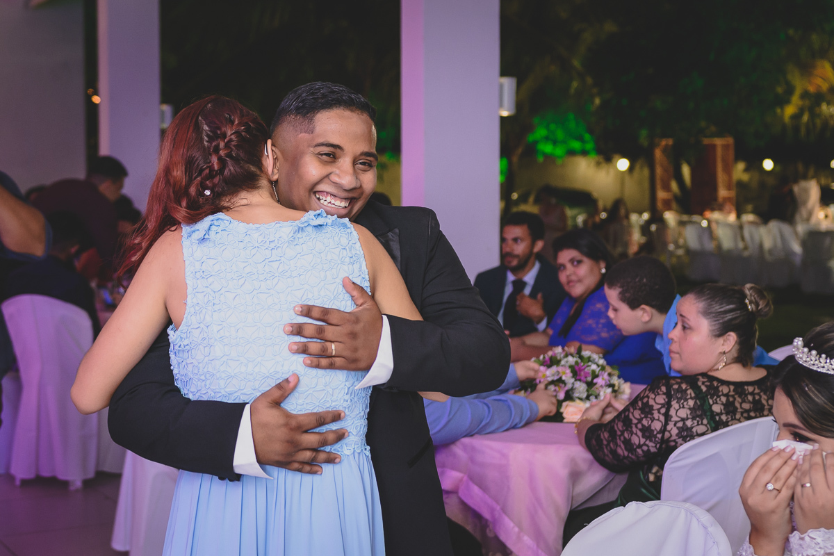 Casamento em João Pessoa - Chácara NBS - Wedding Lucas e Eduarda - fotos expontâneas de casamento - decoração de casamento - noivos felizes se olhando no casamento - entrada dos noivos - valsa dos noivos - Chácara Nbs