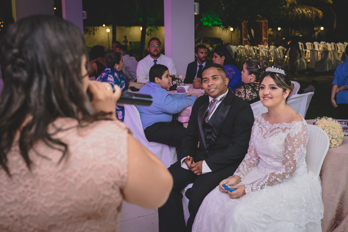 Casamento em João Pessoa - Chácara NBS - Wedding Lucas e Eduarda - fotos expontâneas de casamento - decoração de casamento - noivos felizes se olhando no casamento - entrada dos noivos - valsa dos noivos - Chácara Nbs