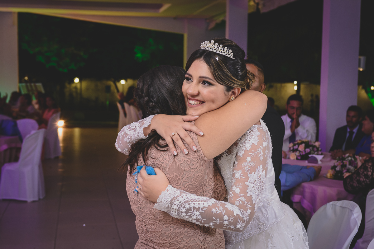 Casamento em João Pessoa - Chácara NBS - Wedding Lucas e Eduarda - fotos expontâneas de casamento - decoração de casamento - noivos felizes se olhando no casamento - entrada dos noivos - valsa dos noivos - Chácara Nbs