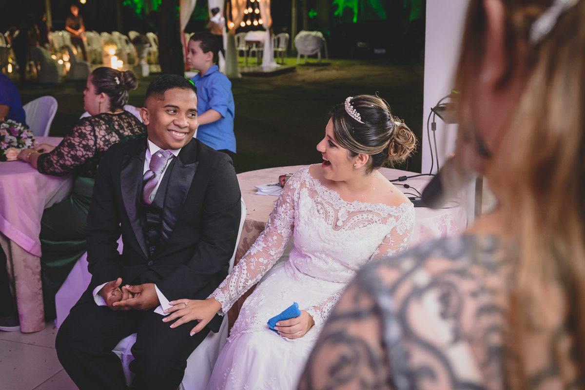 Casamento em João Pessoa - Chácara NBS - Wedding Lucas e Eduarda - fotos expontâneas de casamento - decoração de casamento - noivos felizes se olhando no casamento - entrada dos noivos - valsa dos noivos - Chácara Nbs