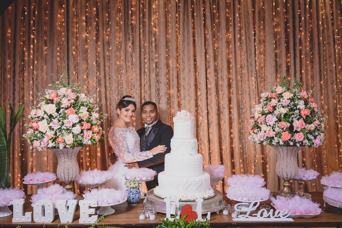 Casamento em João Pessoa - Chácara NBS - Wedding Lucas e Eduarda - fotos expontâneas de casamento - decoração de casamento - noivos felizes se olhando no casamento - entrada dos noivos - valsa dos noivos - Chácara Nbs - Foto dos noivos no bolo - 