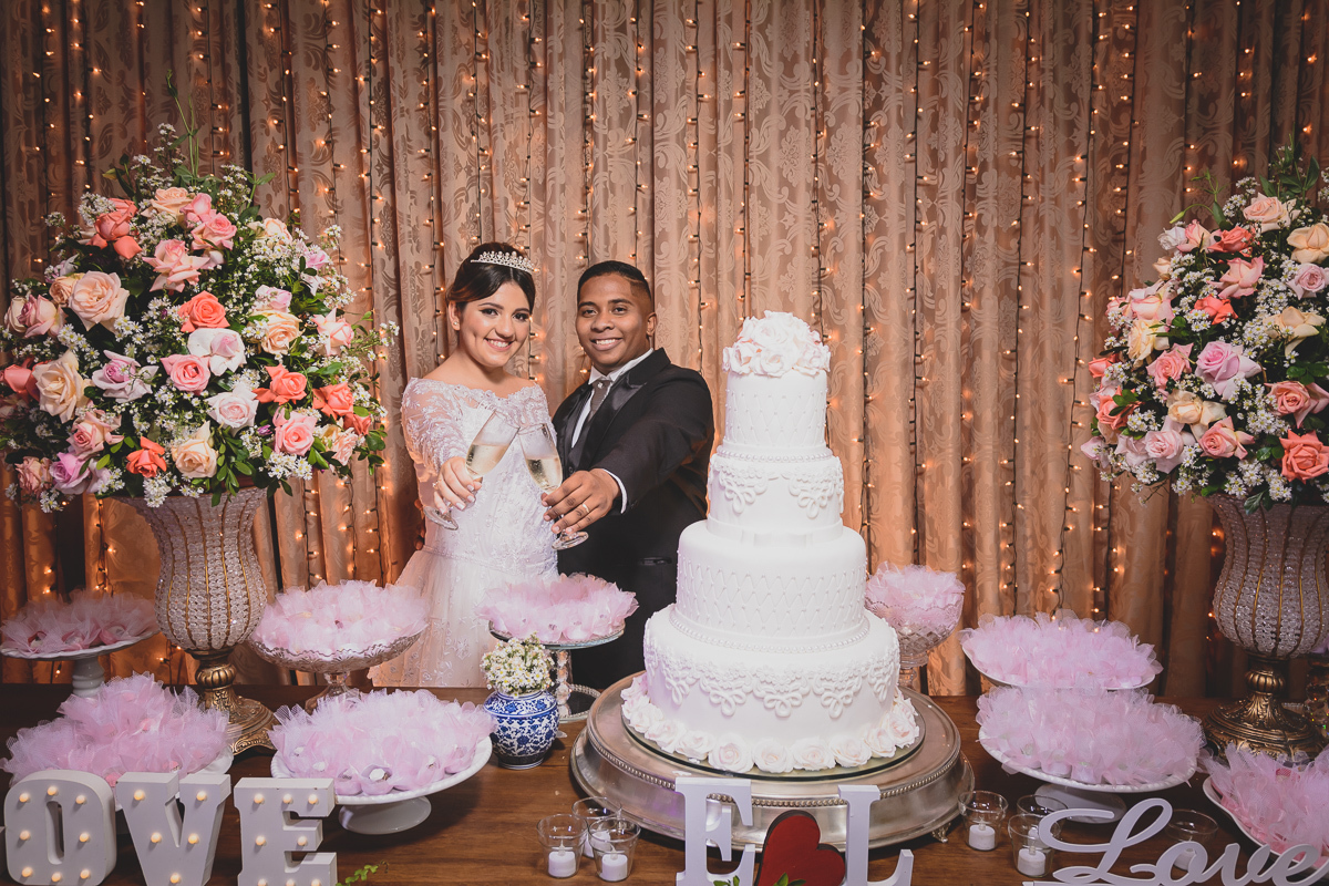 Casamento em João Pessoa - Chácara NBS - Wedding Lucas e Eduarda - fotos expontâneas de casamento - decoração de casamento - noivos felizes se olhando no casamento - entrada dos noivos - valsa dos noivos - Chácara Nbs - Foto dos noivos no bolo - 