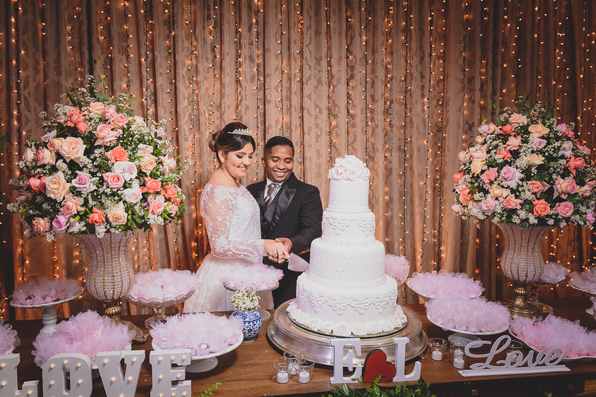 Casamento em João Pessoa - Chácara NBS - Wedding Lucas e Eduarda - fotos expontâneas de casamento - decoração de casamento - noivos felizes se olhando no casamento - entrada dos noivos - valsa dos noivos - Chácara Nbs - Foto dos noivos no bolo - 