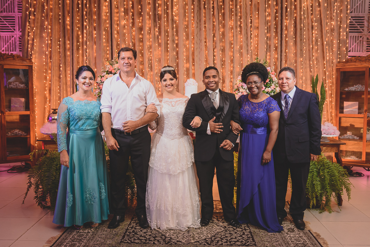 Casamento em João Pessoa - Chácara NBS - Wedding Lucas e Eduarda - fotos expontâneas de casamento - decoração de casamento - noivos felizes se olhando no casamento - entrada dos noivos - valsa dos noivos - Chácara Nbs - Foto dos noivos no bolo - 