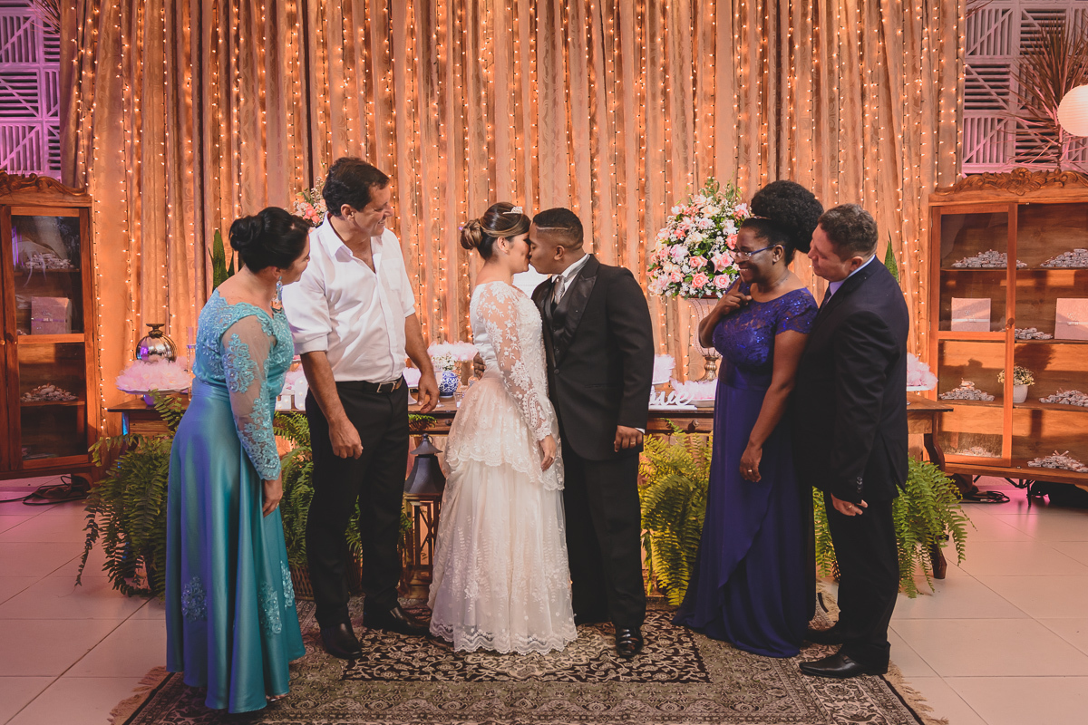 Casamento em João Pessoa - Chácara NBS - Wedding Lucas e Eduarda - fotos expontâneas de casamento - decoração de casamento - noivos felizes se olhando no casamento - entrada dos noivos - valsa dos noivos - Chácara Nbs - Foto dos noivos no bolo - 