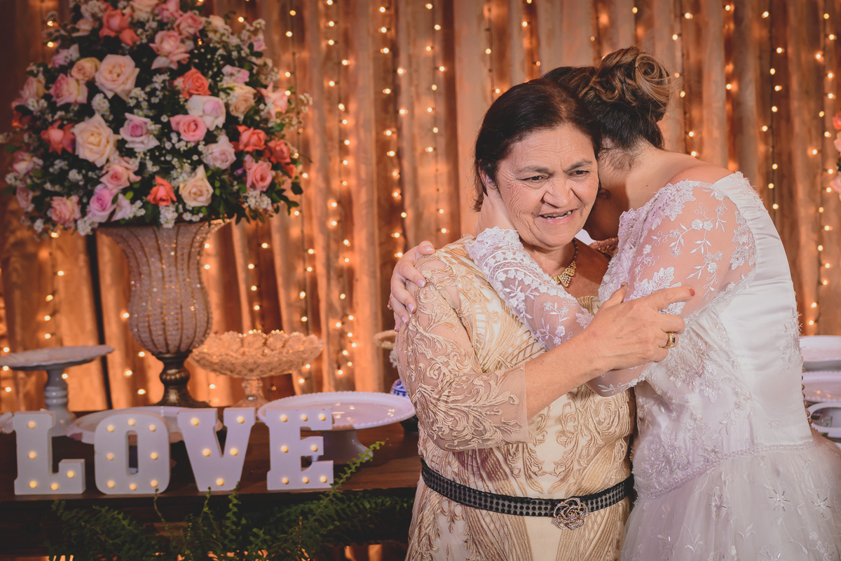 Casamento em João Pessoa - Chácara NBS - Wedding Lucas e Eduarda - fotos expontâneas de casamento - decoração de casamento - noivos felizes se olhando no casamento - entrada dos noivos - valsa dos noivos - Chácara Nbs - Foto dos noivos no bolo - 