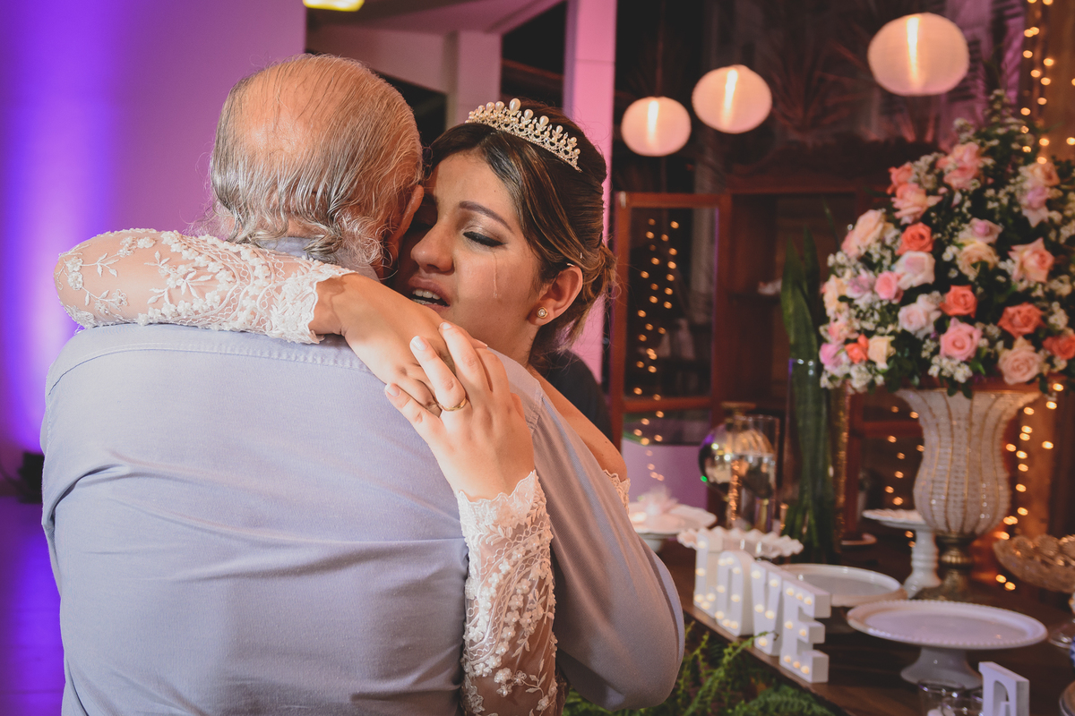 Casamento em João Pessoa - Chácara NBS - Wedding Lucas e Eduarda - fotos expontâneas de casamento - decoração de casamento - noivos felizes se olhando no casamento - entrada dos noivos - valsa dos noivos - Chácara Nbs - Foto dos noivos no bolo - 
