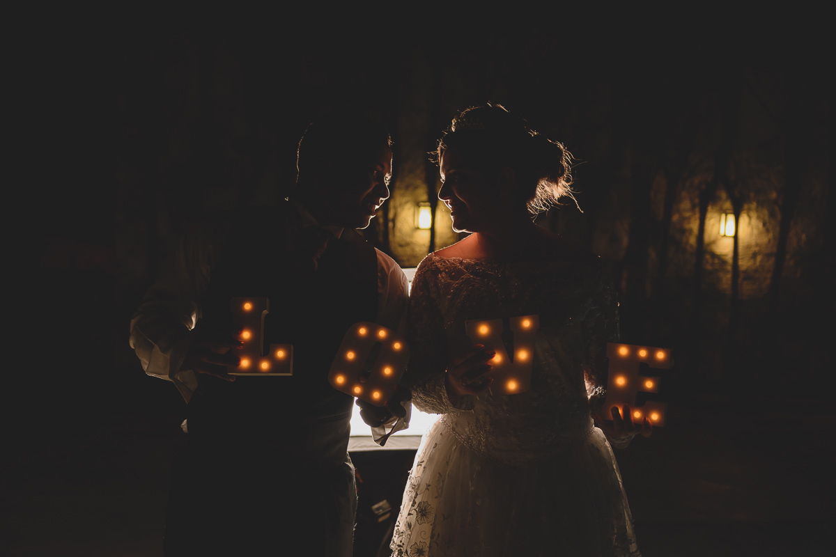 Casamento em João Pessoa - Chácara NBS - Wedding Lucas e Eduarda - fotos expontâneas de casamento - decoração de casamento - noivos felizes se olhando no casamento - entrada dos noivos - valsa dos noivos - Chácara Nbs - Foto dos noivos no bolo - 
