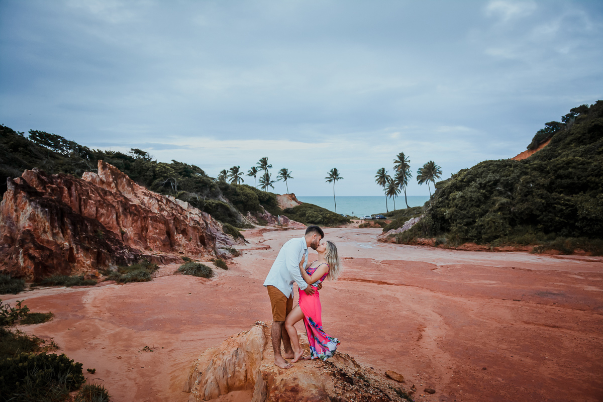 Ensaio de casal, Ensaio pré wedding na praia, ensaio pré casamento, praia de tambaba, litoral sul da paraíba, Daniel Araujo Fotografia, fotografo em João Pessoa, fotos criativas de casal, Canyon da praia de Coqueirinho, João Pessoa, fotos em dia nublado