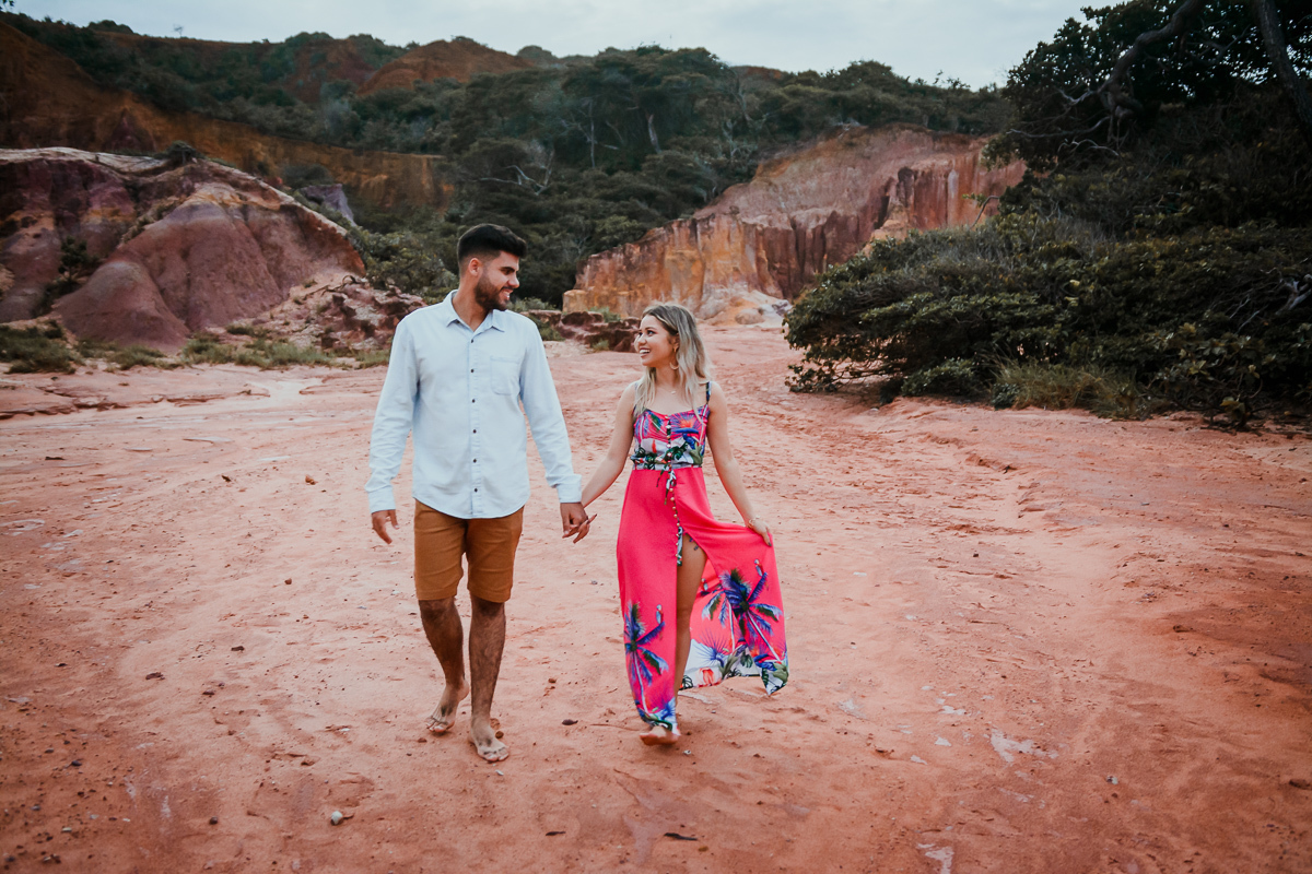 Ensaio de casal, Ensaio pré wedding na praia, ensaio pré casamento, praia de tambaba, litoral sul da paraíba, Daniel Araujo Fotografia, fotografo em João Pessoa, fotos criativas de casal, Canyon da praia de Coqueirinho, João Pessoa, fotos em dia nublado