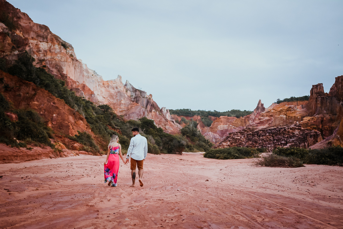 Ensaio de casal, Ensaio pré wedding na praia, ensaio pré casamento, praia de tambaba, litoral sul da paraíba, Daniel Araujo Fotografia, fotografo em João Pessoa, fotos criativas de casal, Canyon da praia de Coqueirinho, João Pessoa, fotos em dia nublado