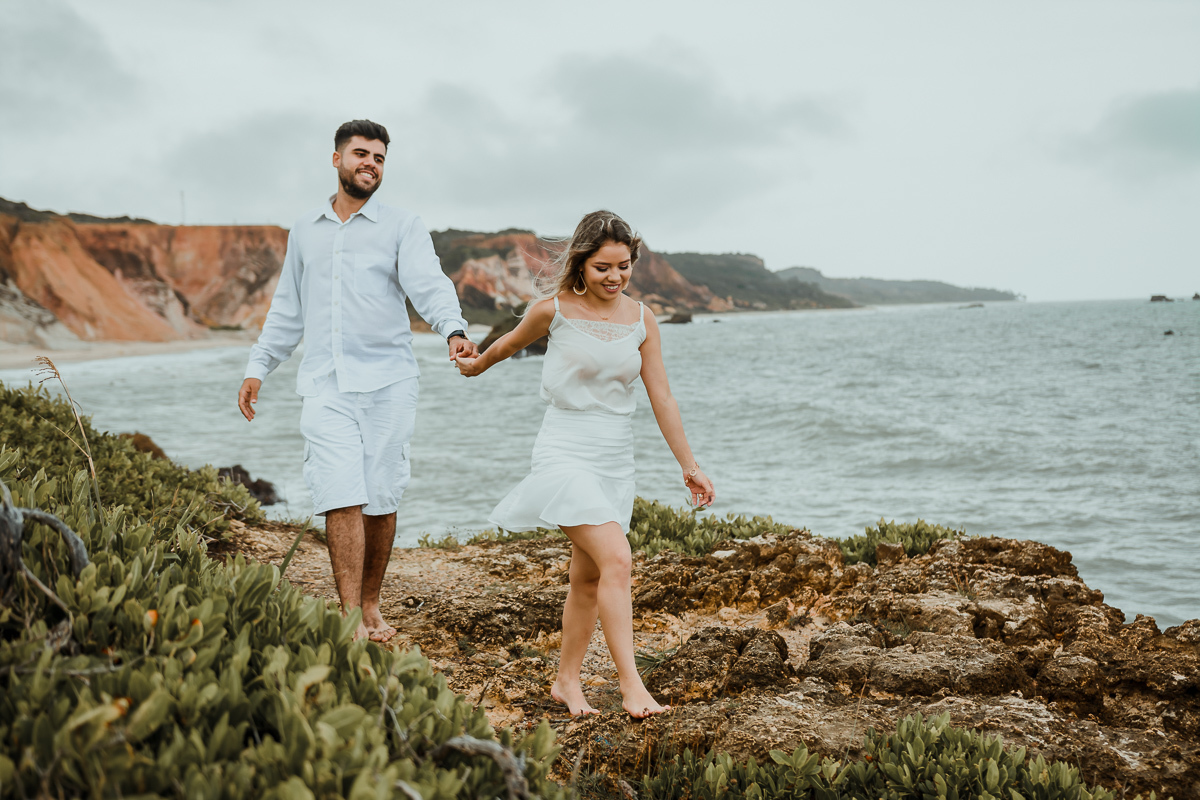 Ensaio de casal, Ensaio pré wedding na praia, ensaio pré casamento, praia de tambaba, litoral sul da paraíba, Daniel Araujo Fotografia, fotografo em João Pessoa, fotos criativas de casal, Canyon da praia de Coqueirinho, João Pessoa, fotos em dia nublado