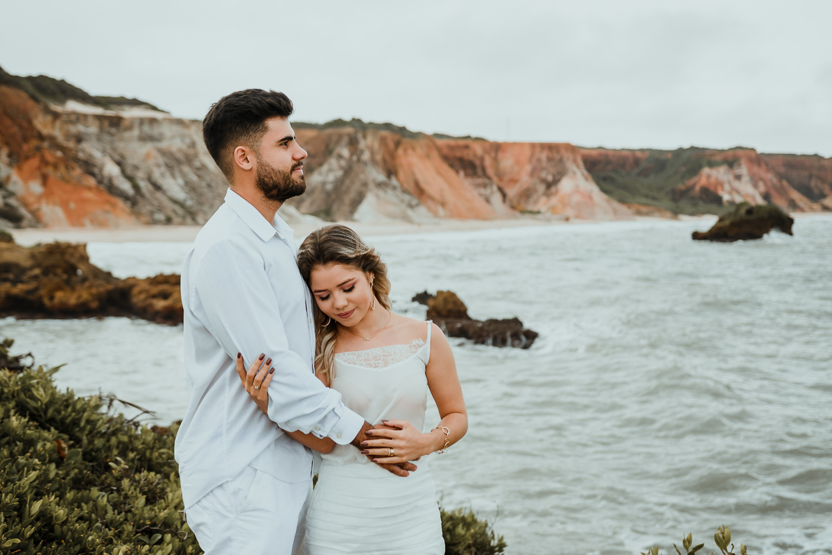 Ensaio de casal, Ensaio pré wedding na praia, ensaio pré casamento, praia de tambaba, litoral sul da paraíba, Daniel Araujo Fotografia, fotografo em João Pessoa, fotos criativas de casal, Canyon da praia de Coqueirinho, João Pessoa, fotos em dia nublado