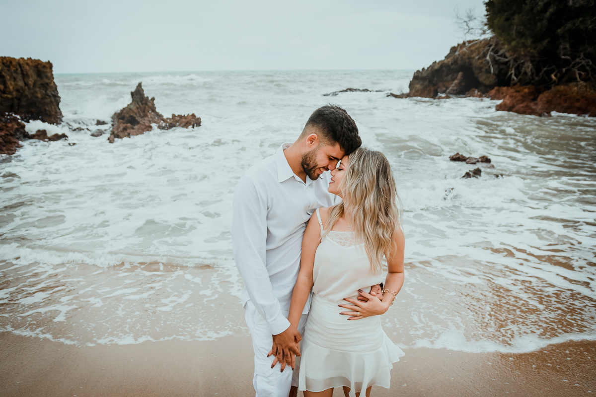 Ensaio de casal, Ensaio pré wedding na praia, ensaio pré casamento, praia de tambaba, litoral sul da paraíba, Daniel Araujo Fotografia, fotografo em João Pessoa, fotos criativas de casal, Canyon da praia de Coqueirinho, João Pessoa, fotos em dia nublado