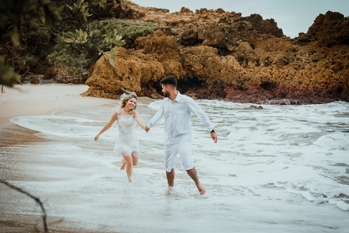 Ensaio de casal, Ensaio pré wedding na praia, ensaio pré casamento, praia de tambaba, litoral sul da paraíba, Daniel Araujo Fotografia, fotografo em João Pessoa, fotos criativas de casal, Canyon da praia de Coqueirinho, João Pessoa, fotos em dia nublado